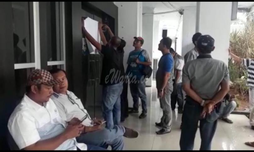 Kontraktor dan konsultan segel kantor Gubernur