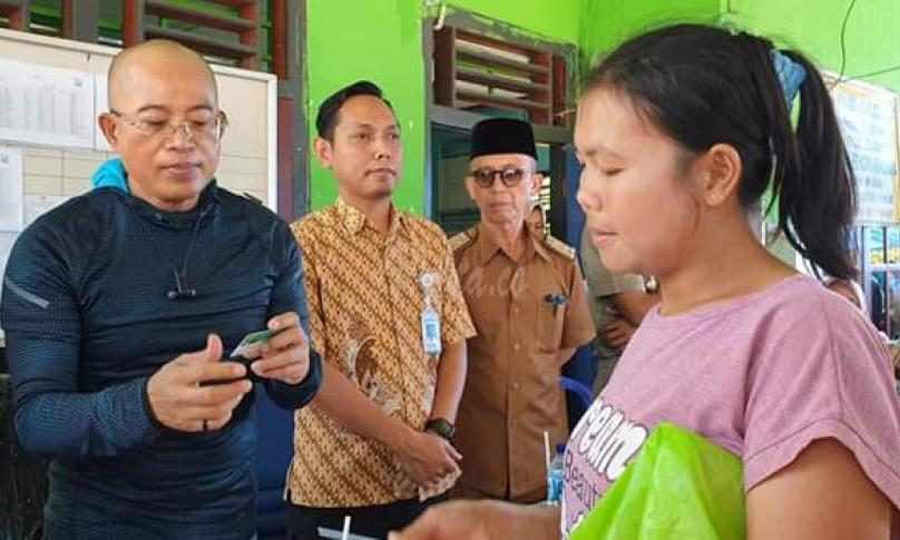 Plt Bupati Bengkulu Selatan Gusnan Mulyadi membagikan kartu Jamkesda  