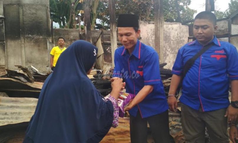 Aurego Jaya didampingi pengurus dan anggota AMBO peduli korban kebakaran