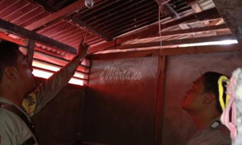 Anggota menunjukkan lokasi korban mengakhiri hidupnya