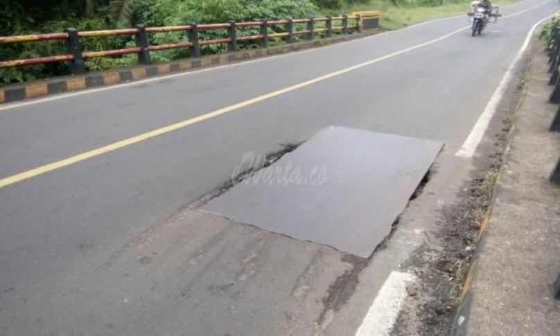 Kondisi jembatan berlubang yang ditutupi plat besi