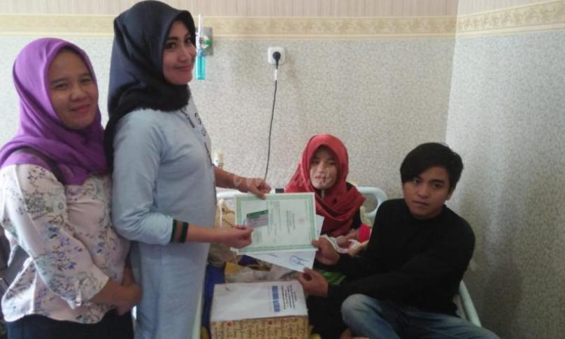 Penyerahan donasi dan administrasi kependudukan keluarga Ilham
