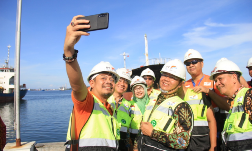Gubernur Bengkulu melakukan selfi bersama saat tinjau pelabuhan Pulau Baai