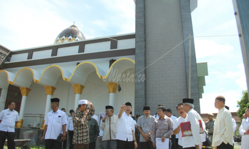 Gubernur saat meninjau rencana pembangunan renovasi Masjid Baitul Izzah