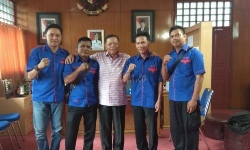Kepala Dinas Pendidikan dan Kebudayaan Provinsi Bengkulu foto bersama dengan pengurus AMBO