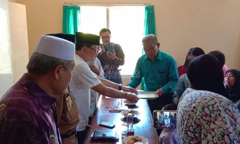 Penyerahan bantuan pendidikan dan modal usaha