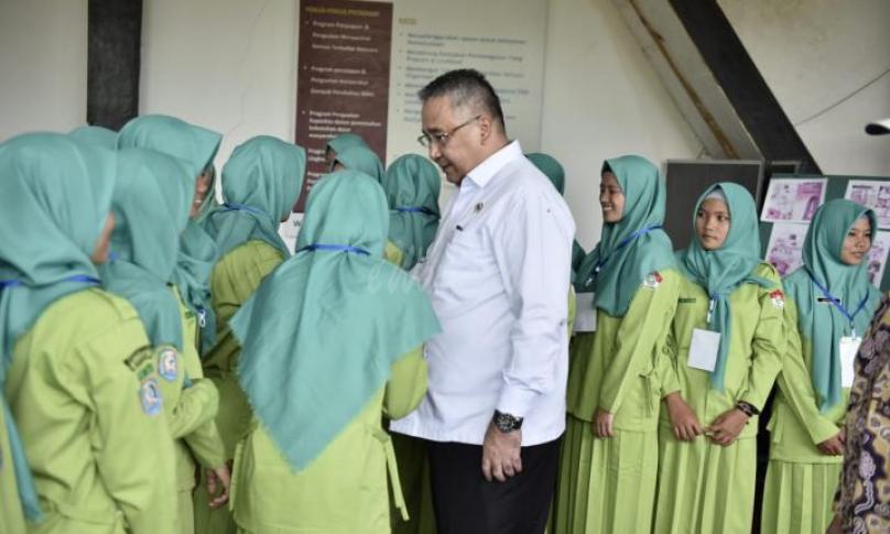 Menteri Desa dan PDTT RI (Eko Putro Sandjojo) saat mengunjungi Akademi