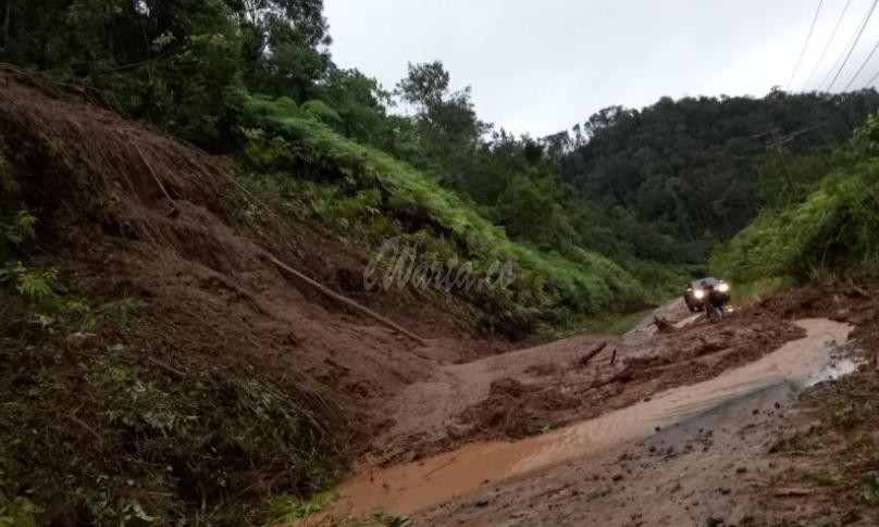 Meterial longsur tutupi badan jalan lintas Kabupaten Lebong-Bengkulu Utara