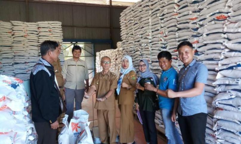 Kadinsos dan rombongan menunjukan gudang Rastra