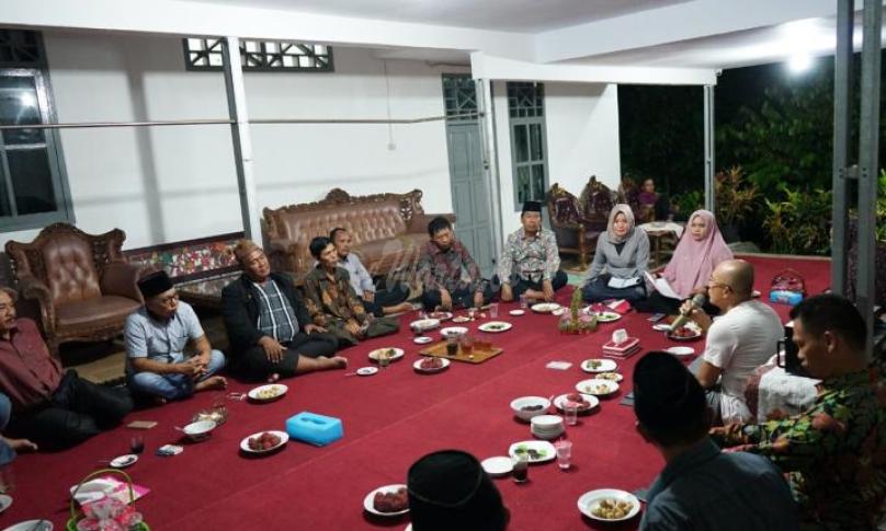 Gusnan Mulyadi memanggil Camat dan Lurah sembari ngobrol santai di Rumah Dinas 