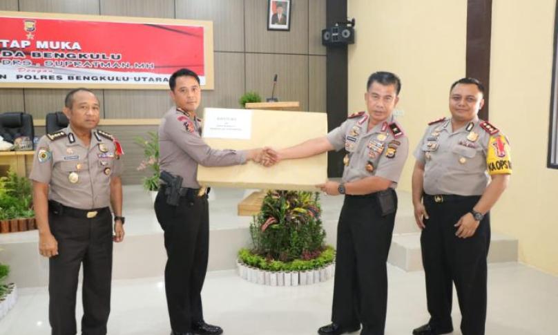 Pemberian penghargaan oleh Kapolda Bengkulu