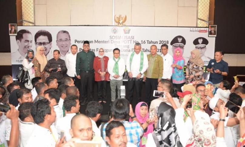 Menteri Desa dan PDTT RI (Eko Putro Sandjojo) bersama wakil Ketua MPR sosialisasi Dana Desa di Kendari, Sulawesi Tenggara