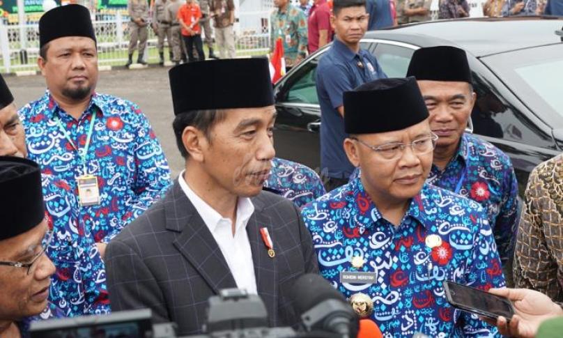 Presiden Republik Indonesia ( Ir. Joko Widodo ) saat diwawancarai awak media
