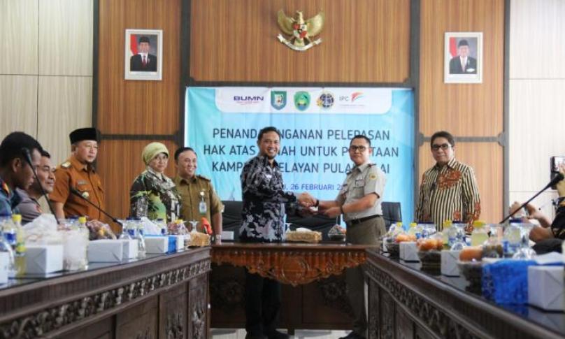 Penandatanganan pernyataan pelepasan hak atas tanah oleh GM Pelindo II Nurkholis Lukman kepada Kepala Kantor Pertanahan Kota Bengkulu Adam Hawadi