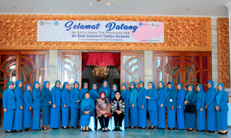 Usai pelantikan di tutup dengan Foto bersama