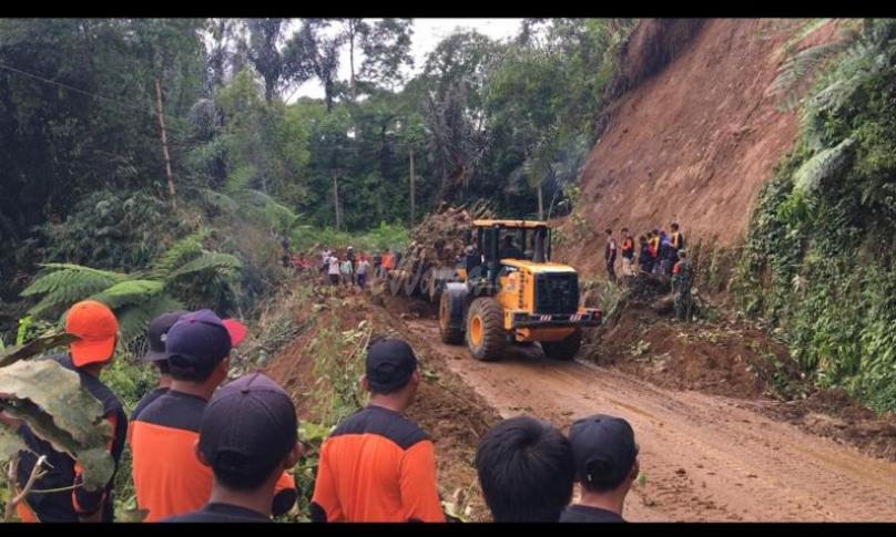 Petugas BPBD di bantu TNI/ POLRI dan warga masih terus bekerja Lokasi longsor