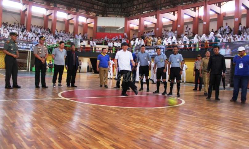 Gubernur Bengkulu (Dr H Rohidin Mersyah) menendang bola tanda turnamen futsal piala Gubernur resmi dibuka