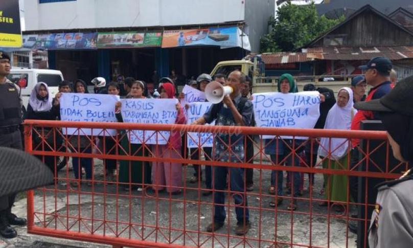 Aksi warga PUT saat menyampaikan tuntutanya