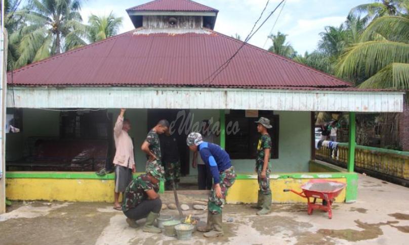 Anggota Satgas TMMD membantu renovasi Masjid di Desa Talang Alai