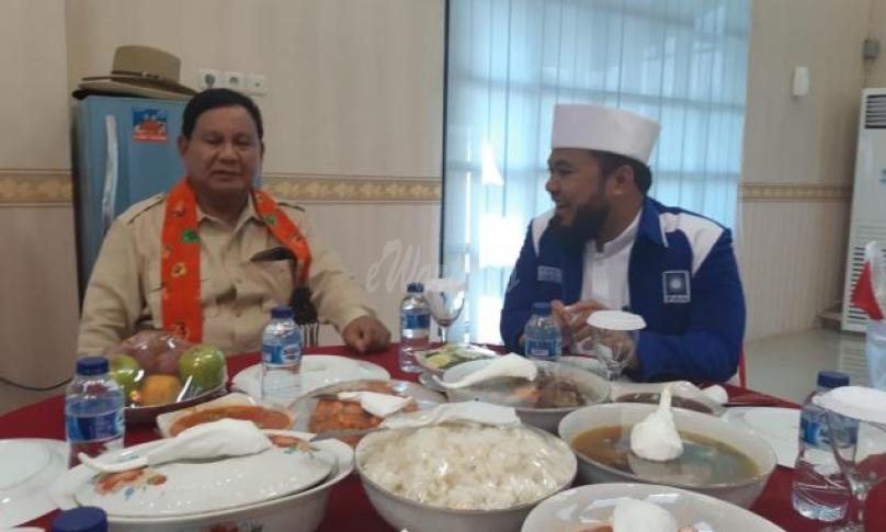 Walikota Bengkulu H. Helmi Hasan sambut kedatangan Capres 02 (Prabowo Subianto) di Bandara Fatmawati Bengkulu