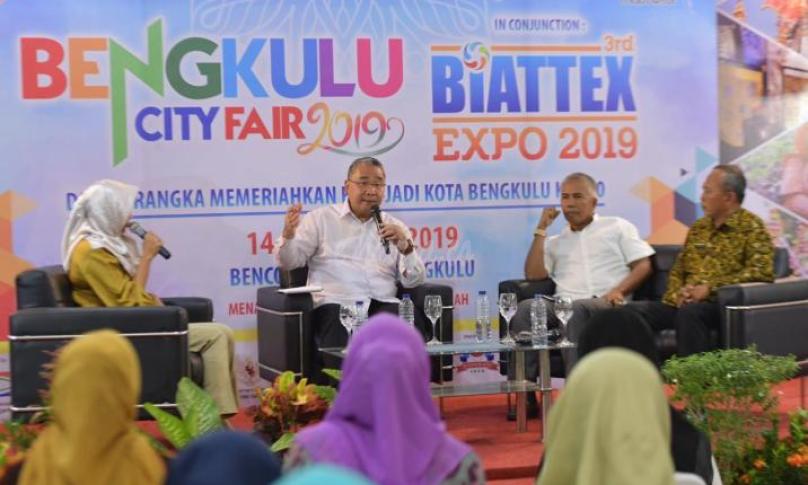 Menteri Desa, PDT, dan Transmigrasi Eko P Sandjojo berdialog dengan pengusaha UMKM dalam acara Bengkulu City Faigr 2019 di Bengkulu, Jumat (15/3/2019). Eko P Sandjojo mengajak pelaku UMKM di perdesaan agar memanfaatkan BUMDes dan program Prukades untuk bersaing dengan produk-produk dari perusahaan besar. Foto: Sigit/Kemendes PDTT