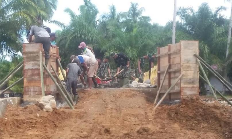 Pemasangan cloneng Satgas TMMD bersama warga Desa Talang Alai