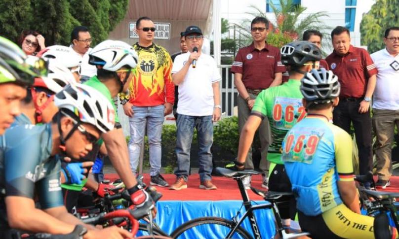 Sekretaris Jenderal Kementerian Desa, PDT dan Transmigrasi, Anwar Sanusi bersama Gubernur Sumatera Barat, Irwan Prayitno melepas ribuan peserta Fun Bike Tour de BUMDes 2019 di Kota Payakumbuh, Sumatera Barat pada minggu (17/03/19)