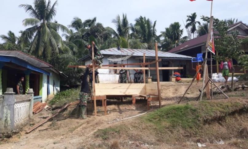 Pembangunan pos kamling oleh Satgas TMMD 