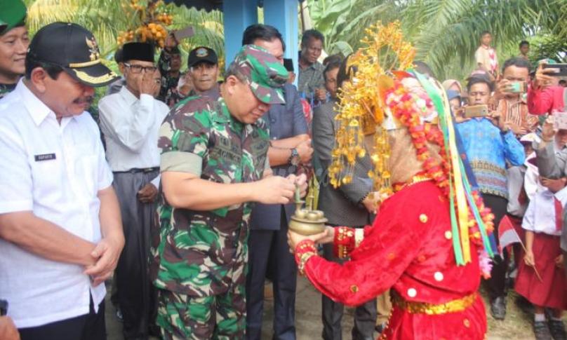 Penyambutan Mayjen TNI AD Mayjen Agung Risdhianto di lokasi TMMD, Seluma, Bengkulu