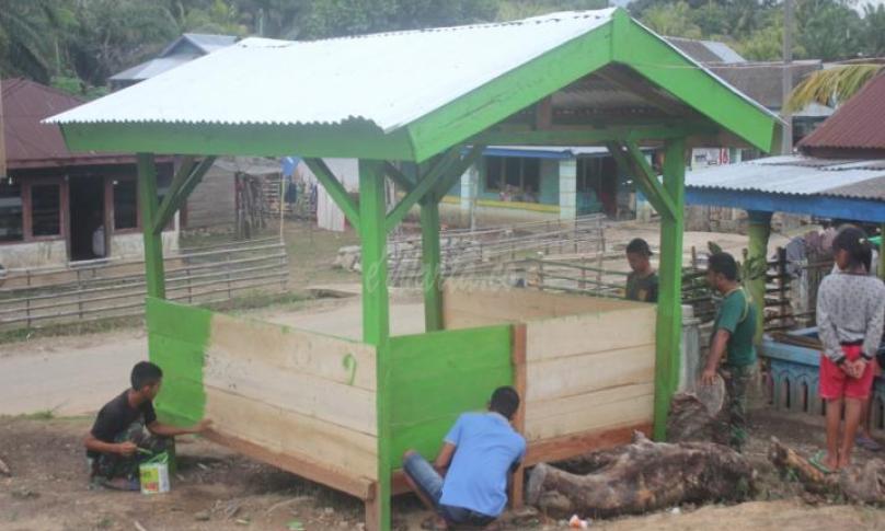 Satgas TMMD dan warga finishing pembangunan pos ronda
