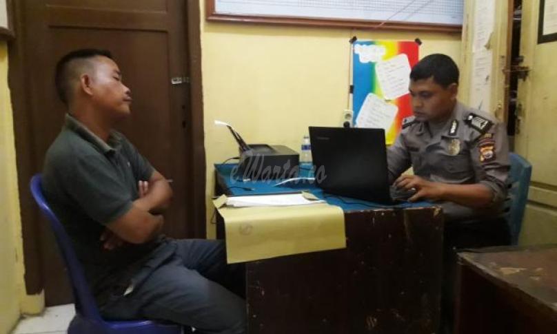 Tertuduh (Maman) ketika melaporkan dugaan pencemaran nama baik ke Polsek Seluma
