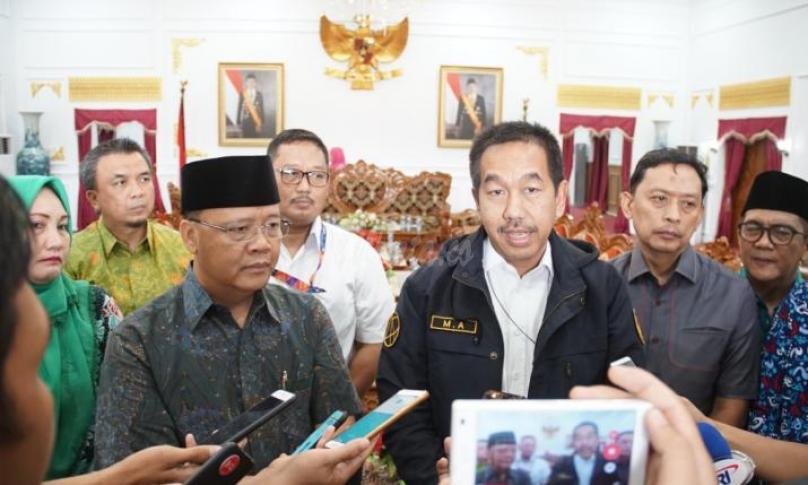 Direktur utama PT Angkasa Pura II didampingi Gubernur Bengkulu saat memberikan keterangan kepada awak media