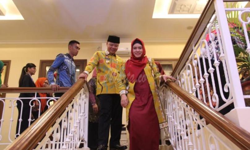 Gubernur Bengkulu Dr. H Rohidin Mersyah beserta istri