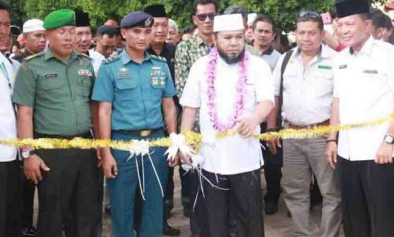 Walikota Bengkulu, Helmi Hasan membuka kontes Bonsai dan batu akik