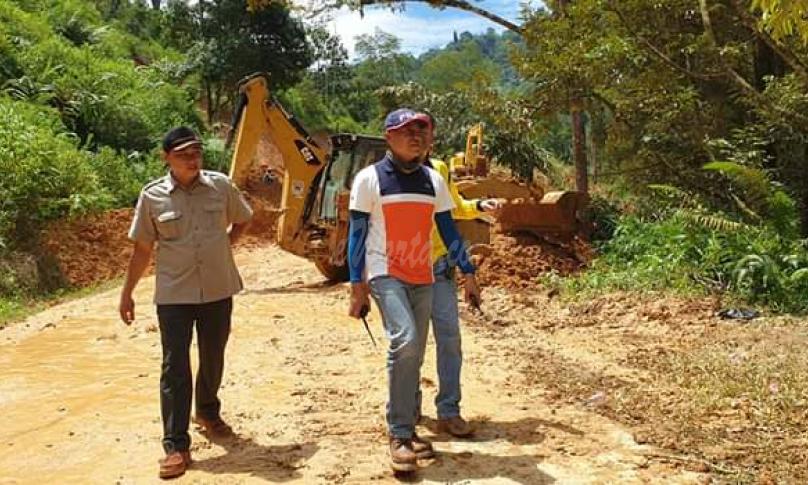 Plt Bupati Bengkulu Selatan Gusnan Mulyadi turun ke lokasi terdampak banjir dan longsor desa Pagar Gading Kecamatan Pino Raya