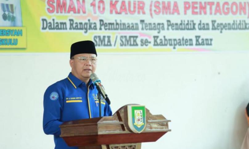 Gubernur Bengkulu (Dr. H Rohidin Mersyah) saat melakukan kunjungan kerja ke SMA Pentagon, Kaur, Bengkulu
