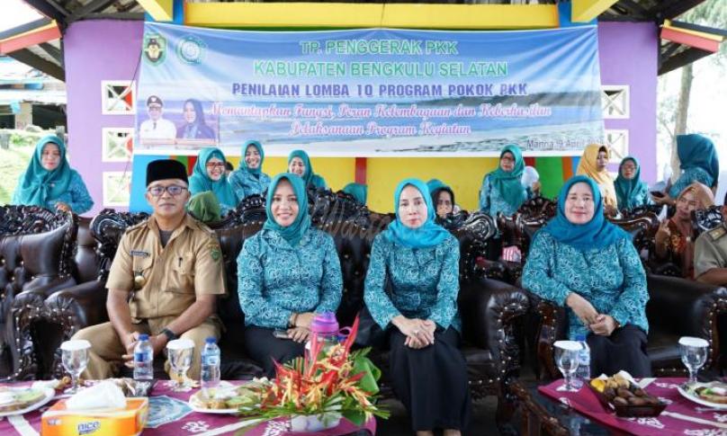 Ketua TP PKK didampingi Kepala Dinas Kesehatan dan pengurus TP PKK Bengkulu Selatan