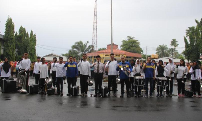 Gubernur Bengkulu serahkan bantuan peralatan drum band kepada PDBI secara simbolis dan foto bersama