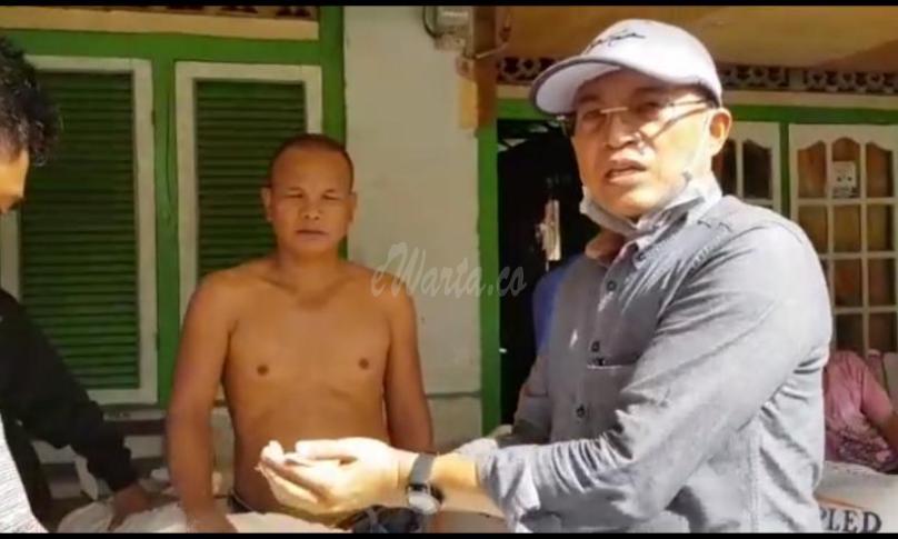 Plt Bupati Bengkulu Selatan Gusnan Mulyadi saat menunjukan bibit jagung kepada para petani
