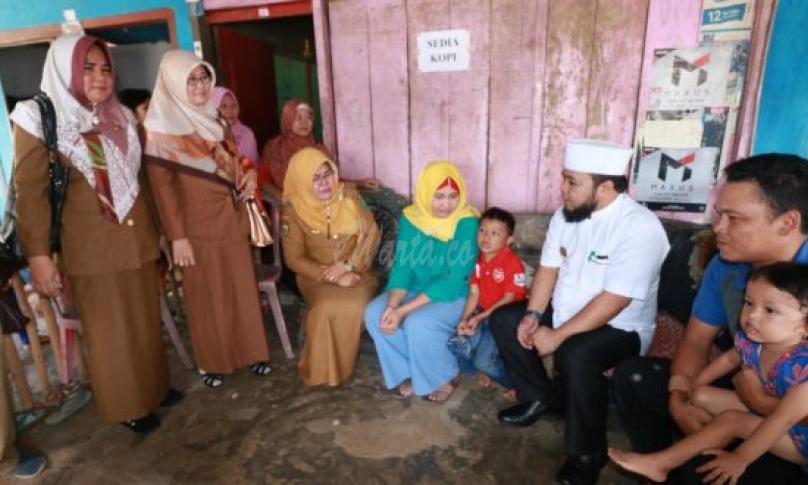 Walikota Bengkulu tampak akrab bercengkrama dengan Govin, bocah penderita jantung bocor