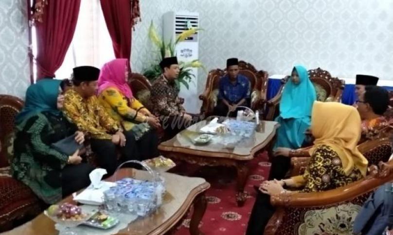 Wawali sambut pengantin baru yang akan berbulan madu di Balai Kota