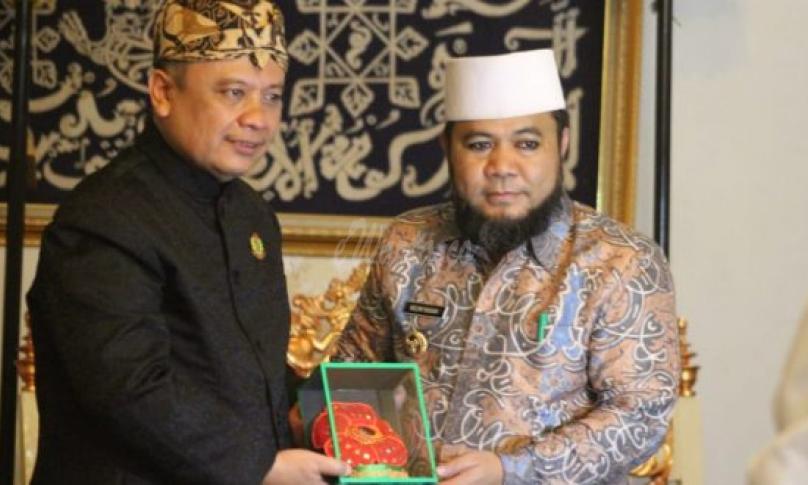 Penyerahan cindera mata Walikota Bengkulu untuk Pangeran Radja Adipati Arief Natadiningrat