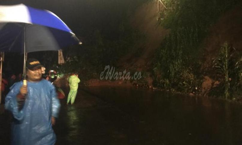 Kepala BPBD Rejang Lebong (Basuki) memantau langsung ke lokasi titik longsor