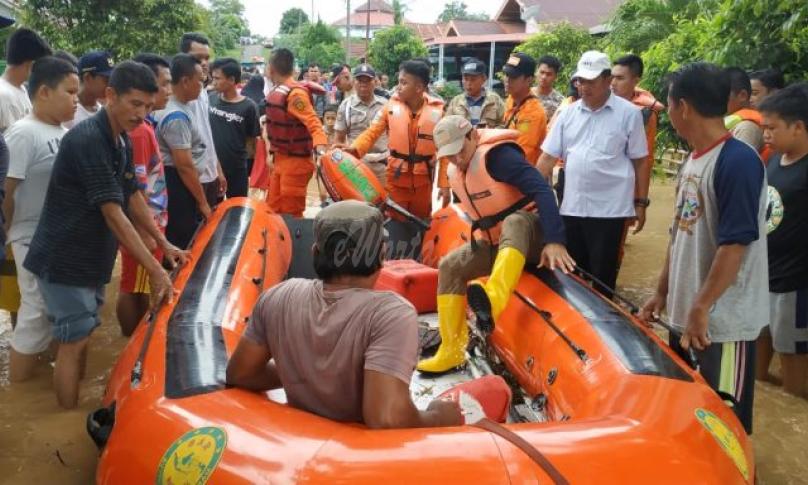 Gunakan perahu karet, Wawali ikut evakuasi warga korban banjir
