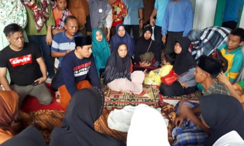 Wakil Walikota Bengkulu Dedy Wahyudi kunjungi dua pelajar korban banjir