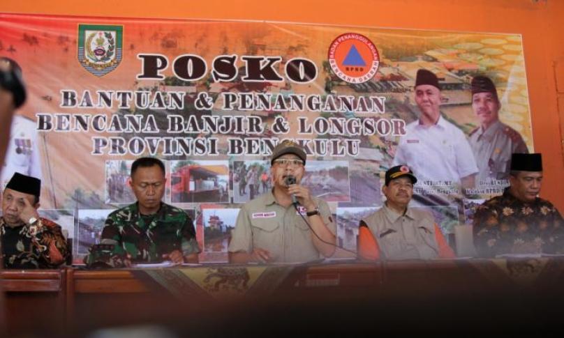 Gubernur Bengkulu memberikan keterangan pers terkait bencana banjir dan longsor di Provinsi Bengkulu