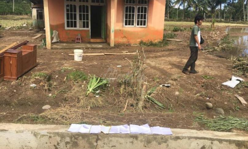 Tampak rumah warga dan buku anak sekolah dijemur bekas terendam banjir