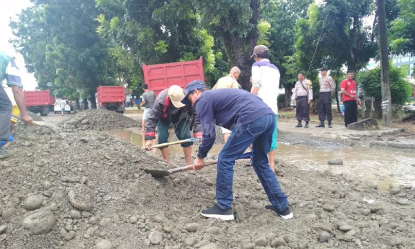 Tanpa canggung Waka 2 DPRD Kota Bengkulu ikut meratakan koral