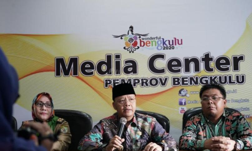 Gubernur Bengkulu (Dr. H Rohidin Mersyah) di dampingi Manager UPPK PT. PLN (Persero) area Bengkulu Hanfi Andrhean Abidin