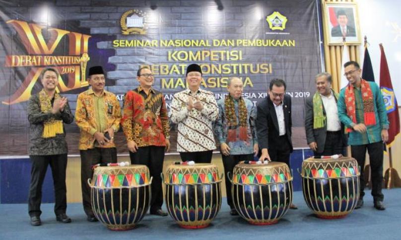 Seminar Nasional dan pembukaan Kompetisi Debat Konstitusi